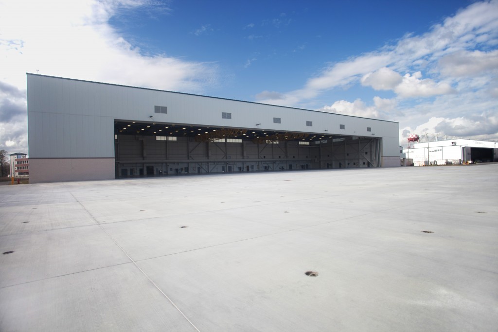 hangar02
